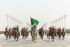 AT ÝIGIDIŇ MYRADYDYR