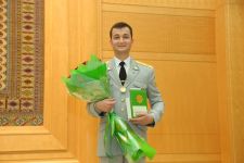 Bagtyýar türkmen ýaşlaryna döwlet sylaglary gowşuryldy