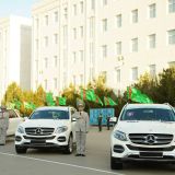 Hormatly Prezidentimiziň adyndan harby we hukuk goraýjy edaralara döwrebap awtoulaglar sowgat berildi