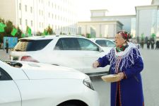 Hormatly Prezidentimiziň adyndan harby we hukuk goraýjy edaralara döwrebap awtoulaglar sowgat berildi