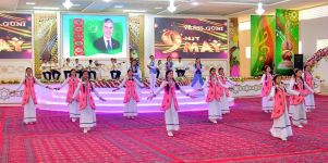 Olar bagtly geljek üçin göreşdiler