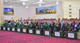 Olar bagtly geljek üçin göreşdiler