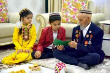 Olar bagtly geljek üçin göreşdiler