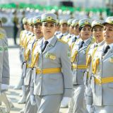 Yhlasly zenan harby gullukçylarymyz dabaraly harby ýörişde