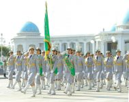 Yhlasly zenan harby gullukçylarymyz dabaraly harby ýörişde