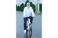 Türkmenistanyň Prezidenti Serdar Berdimuhamedow köpçülikleýin welosipedli ýörişe gatnaşdy