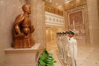 Watanyň wepaly ogly Berdimuhamet Annaýewiň heýkeline gül goýmak çäresi geçirildi