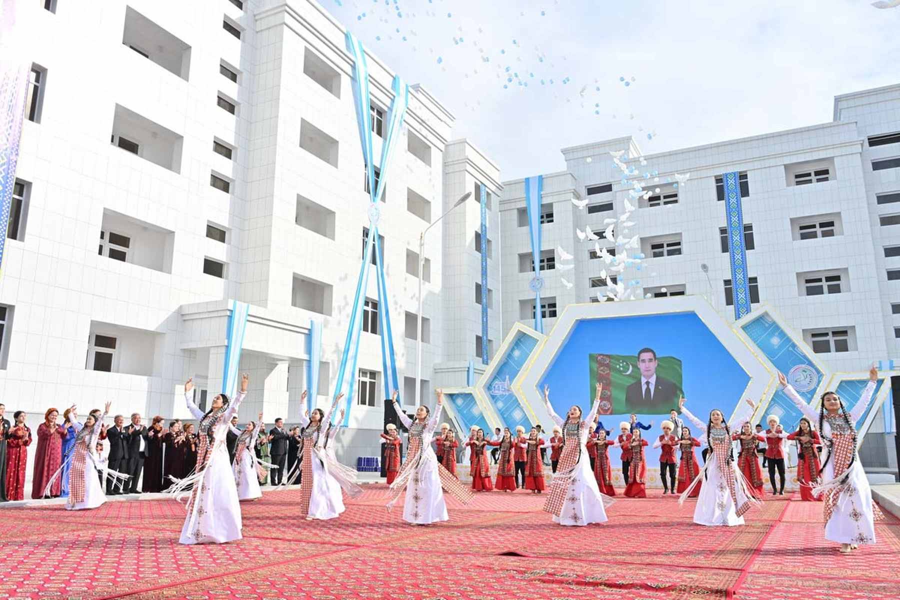 Aşgabat şäheriniň güni mynasybetli täze ýaşaýyş jaýlary açyldy