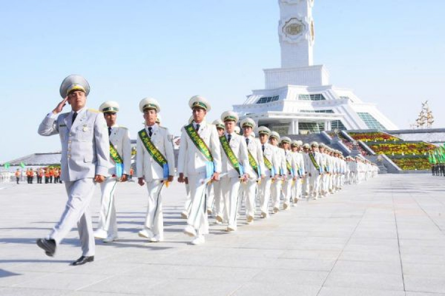 Asuda asmanyň ak bürgütleri