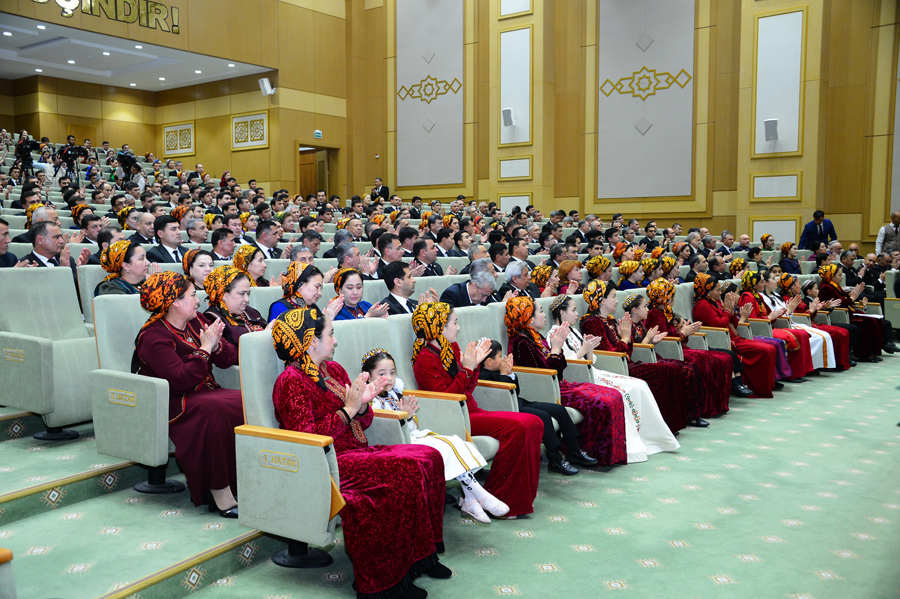 Belent maksatlar üstünliklere beslenýär