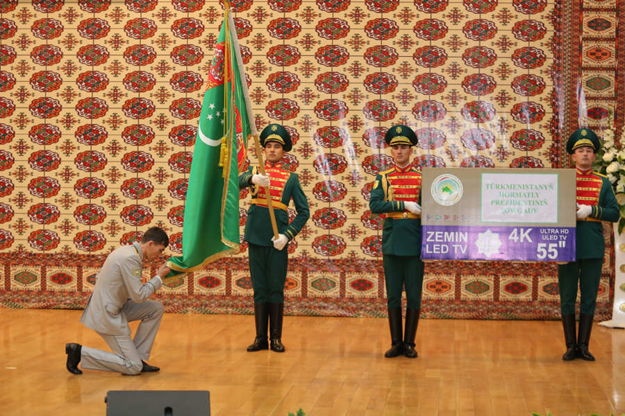 Beýik ynamdan, sylag-serpaýdan paýly ýaşlar