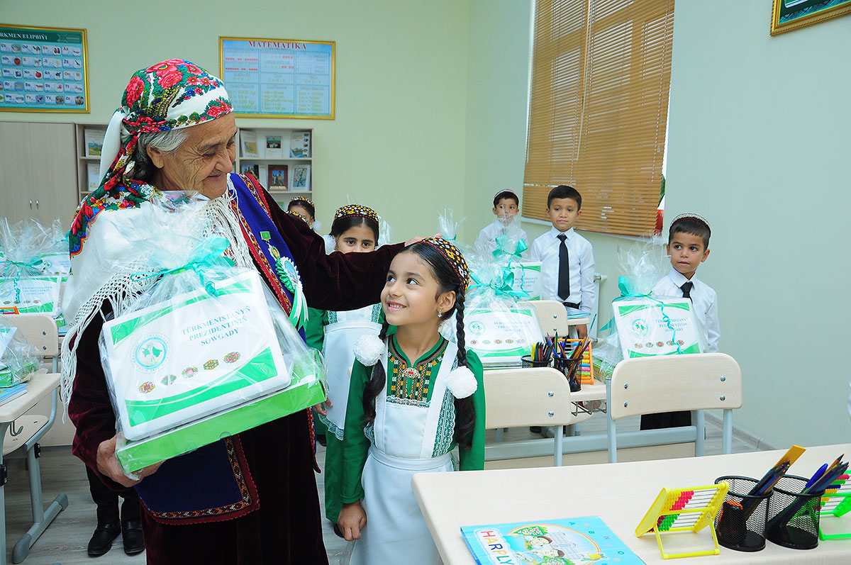 Birinji synp okuwçylary üçin kompýuterler «Agzybirlik tilsimaty» bilelikdäki kärhana tarapyndan öndüriler