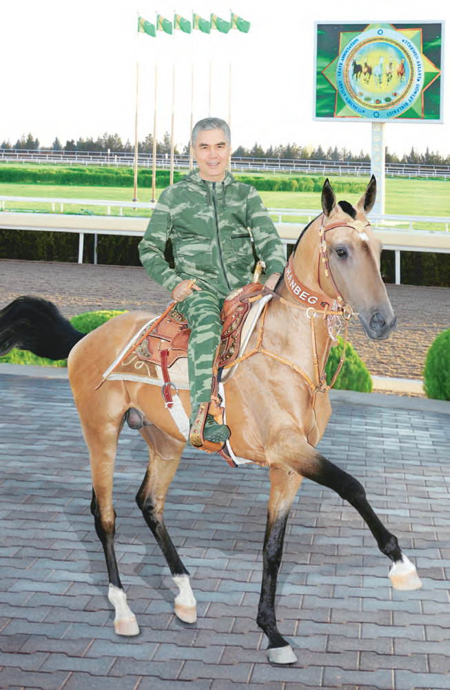 Döwlet Baştutanymyz harby we hukuk goraýjy edaralarynyň atçylyk düzümleriniň işleri bilen tanyşdy