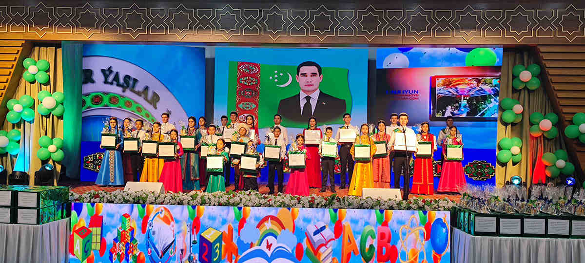 Döwletliler köşgündäki çagalara baýramçylyk sowgatlary gowşuryldy