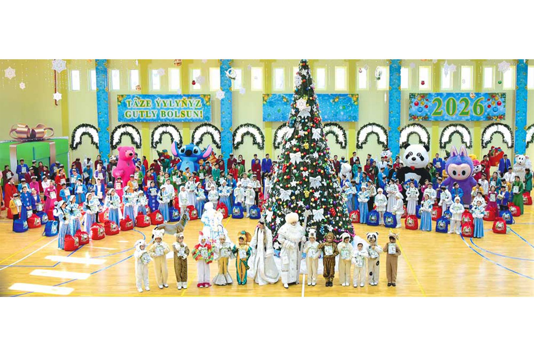 Döwletliler köşgünde terbiýelenýän çagalara Täze ýyl sowgatlary gowşuryldy