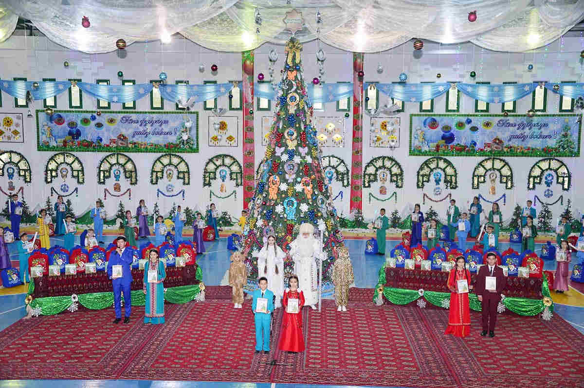 Döwletliler köşgüniň çagalaryna milli Liderimiziň Täze ýyl sowgatlary gowşuryldy