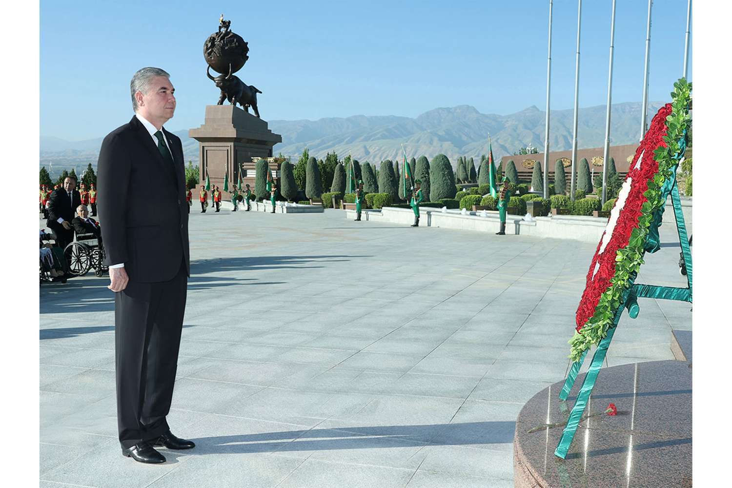 Gahryman Arkadagymyz gül goýmak dabarasyna gatnaşdy