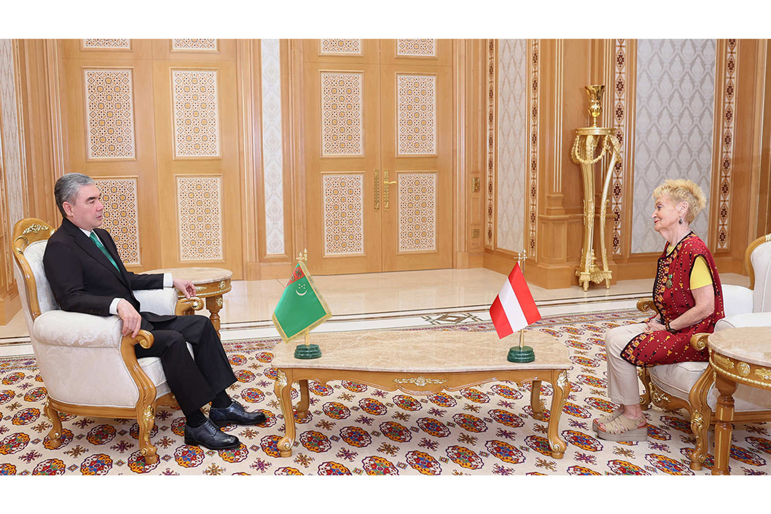 Gahryman Arkadagymyz hanym Neda Berger bilen duşuşdy