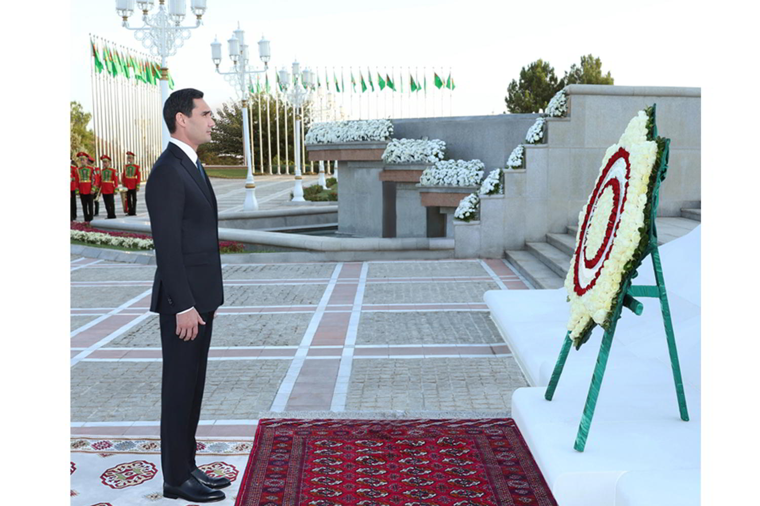 Garaşsyzlyk binasyna gül goýmak dabarasy