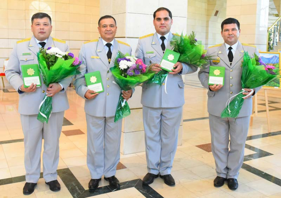 Halkymyza bagt paýlaýar, Arkadag, harbylary serpaýlaýar, Arkadag!