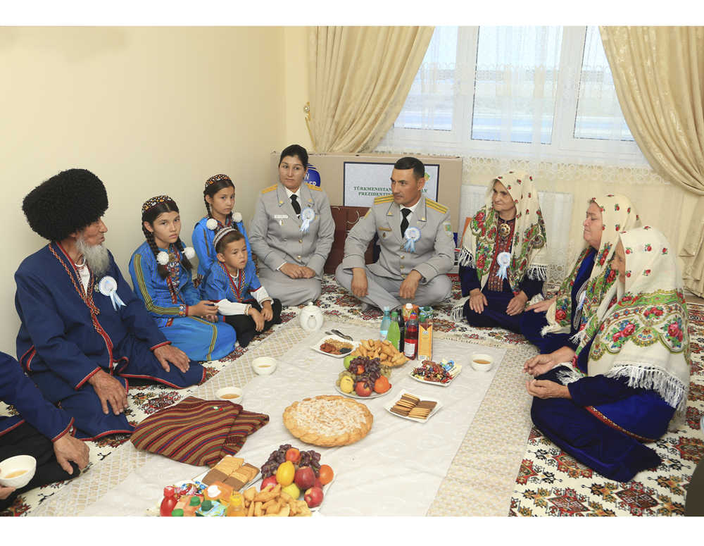 HARBY GULLUKCYLAR ÜÇIN AJAÝYP BAÝRAMÇYLYK SOWGADY