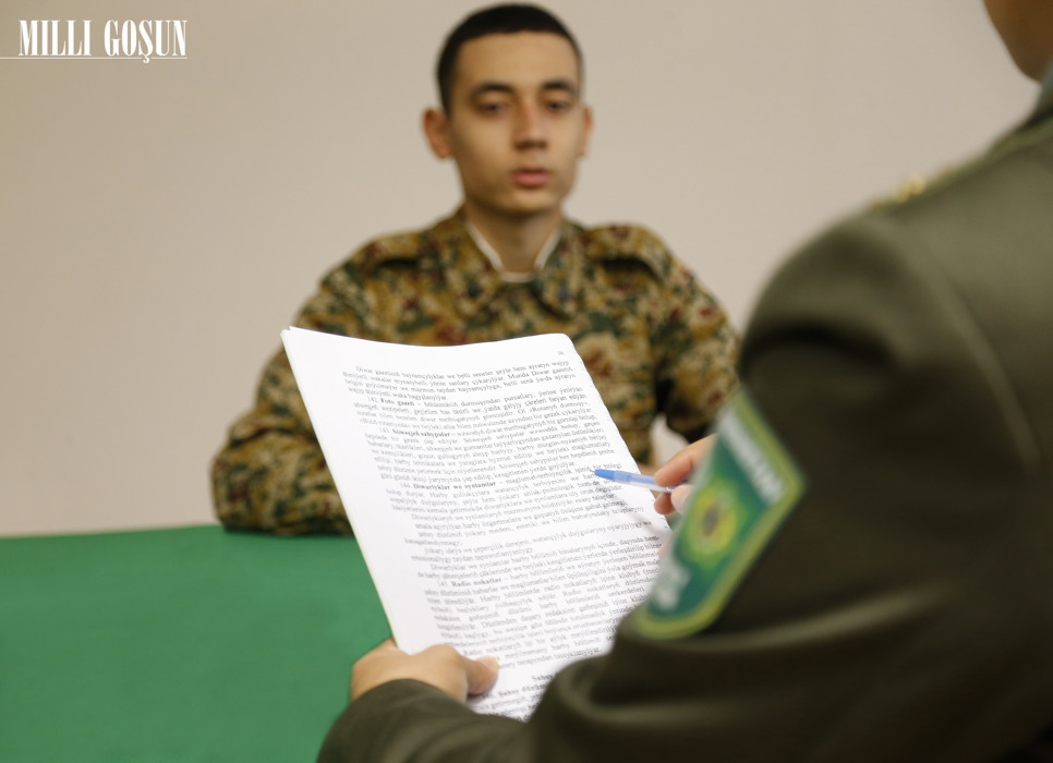 Harby psihologlar ýaş esgerleri psihologik testlerinden geçirýärler