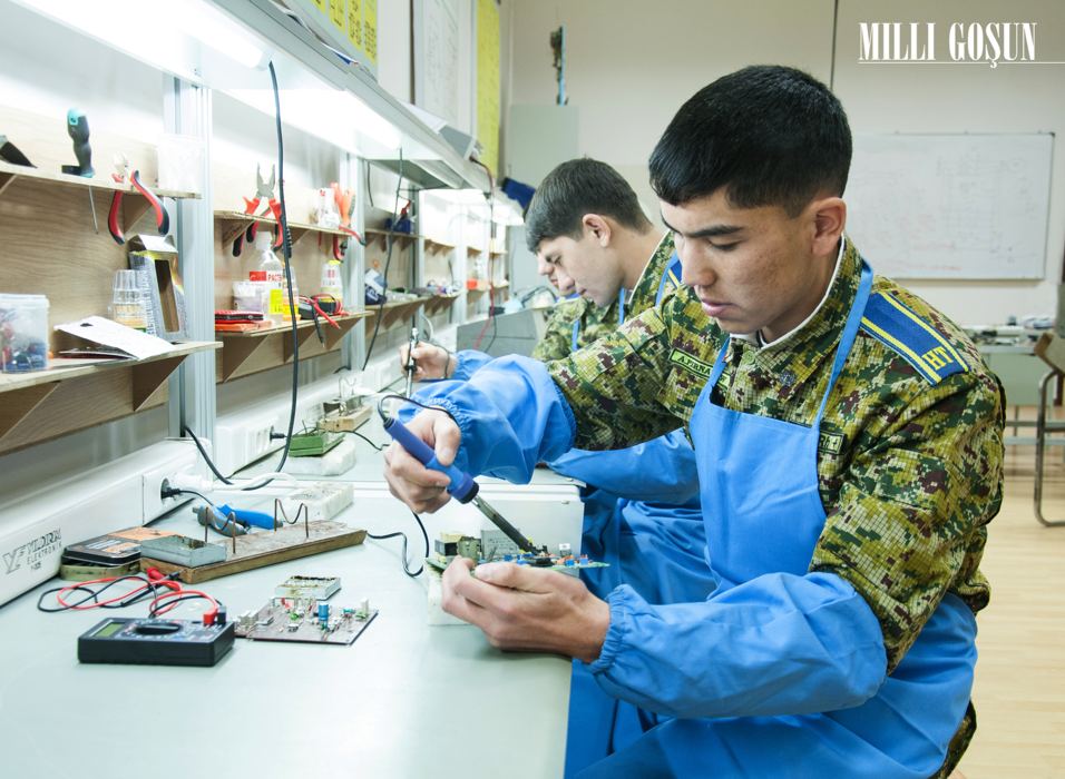 Harby talyplar we harby gullukçylar Ýaş alymlaryň bäsleşigine gatnaşýarlar