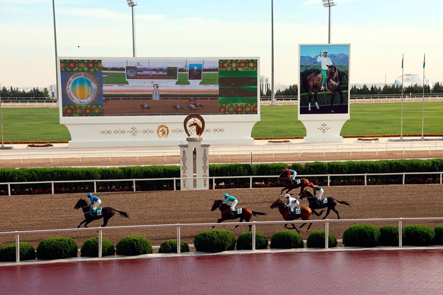 Hormatly Prezidentimiz baýramçylyk dabaralaryna gatnaşdy