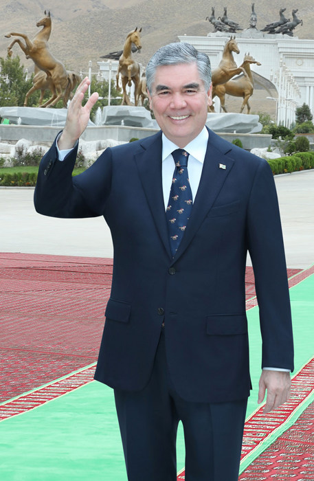 Hormatly Prezidentimiz Gurbanguly Berdimuhamedow atçylyk sport toplumynda baýramçylyk çärelerine gatnaşdy