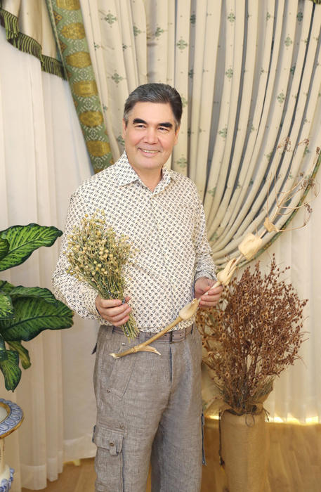 Hormatly Prezidentimiz Gurbanguly Berdimuhamedow dynç alyş wagtyny kitap ýazmaga bagyşlady