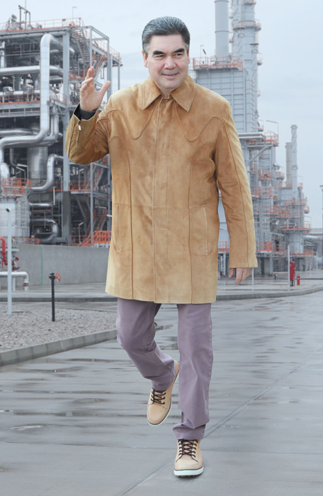 Hormatly Prezidentimiz Gurbanguly Berdimuhamedow gazdan benzin öndürýän zawodyň gurluşygynyň barşy bilen tanyşdy