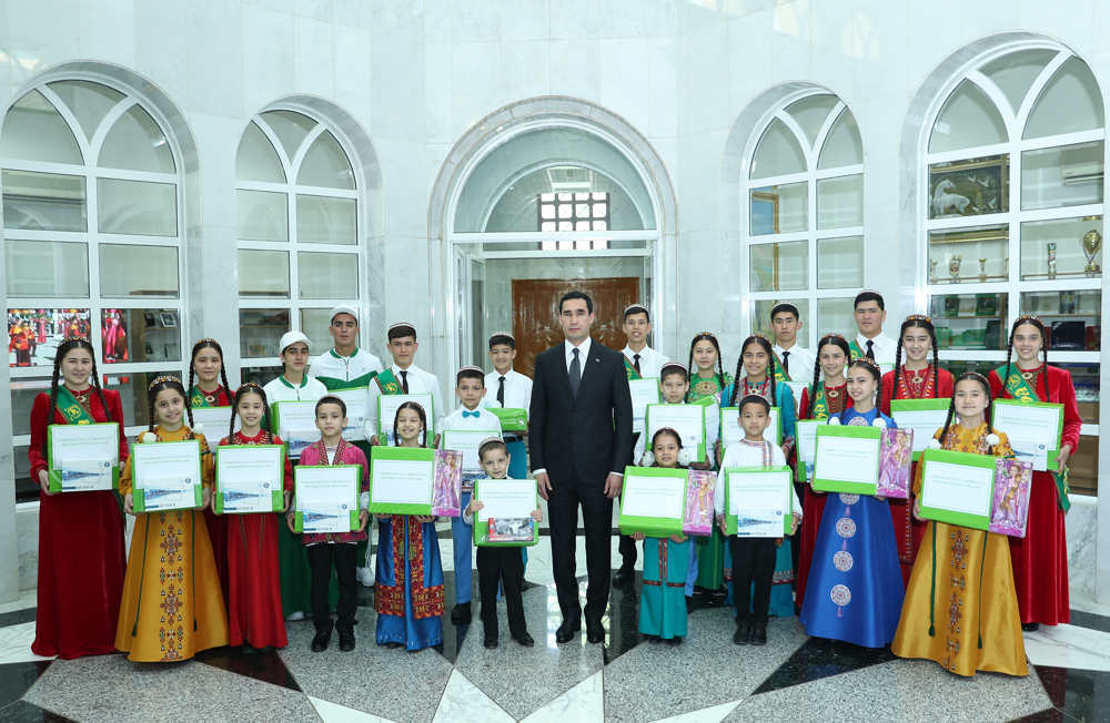 Hormatly Prezidentimiz Serdar Berdimuhamedow paýtagtymyzdaky Döwletliler köşgüne baryp gördi