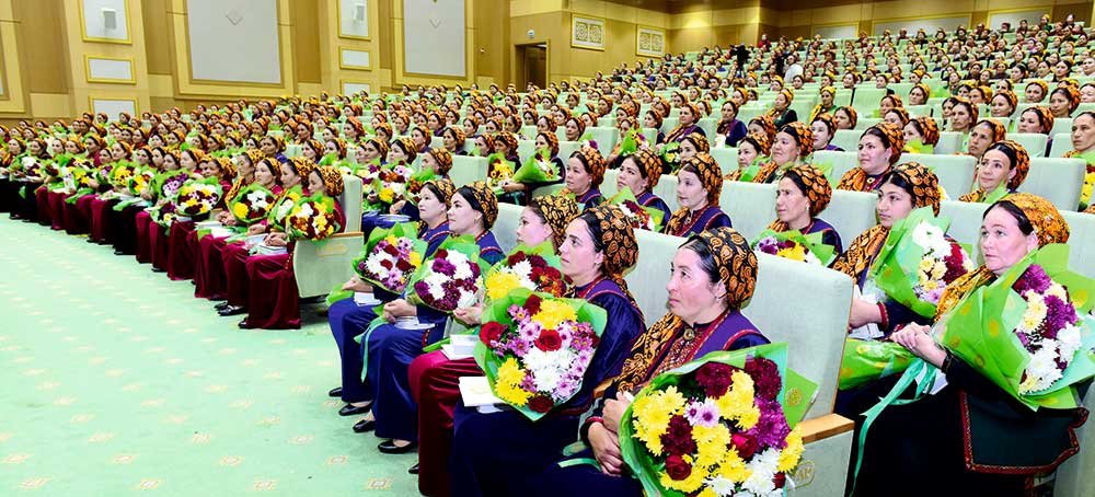 Köp çagaly enelere «Ene mähri» diýen hormatly at dakyldy