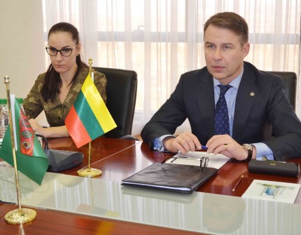 Litwa Respublikasynyň Türkmenistandaky ilçisi ynanç hatlarynyň nusgalaryny gowşurdy