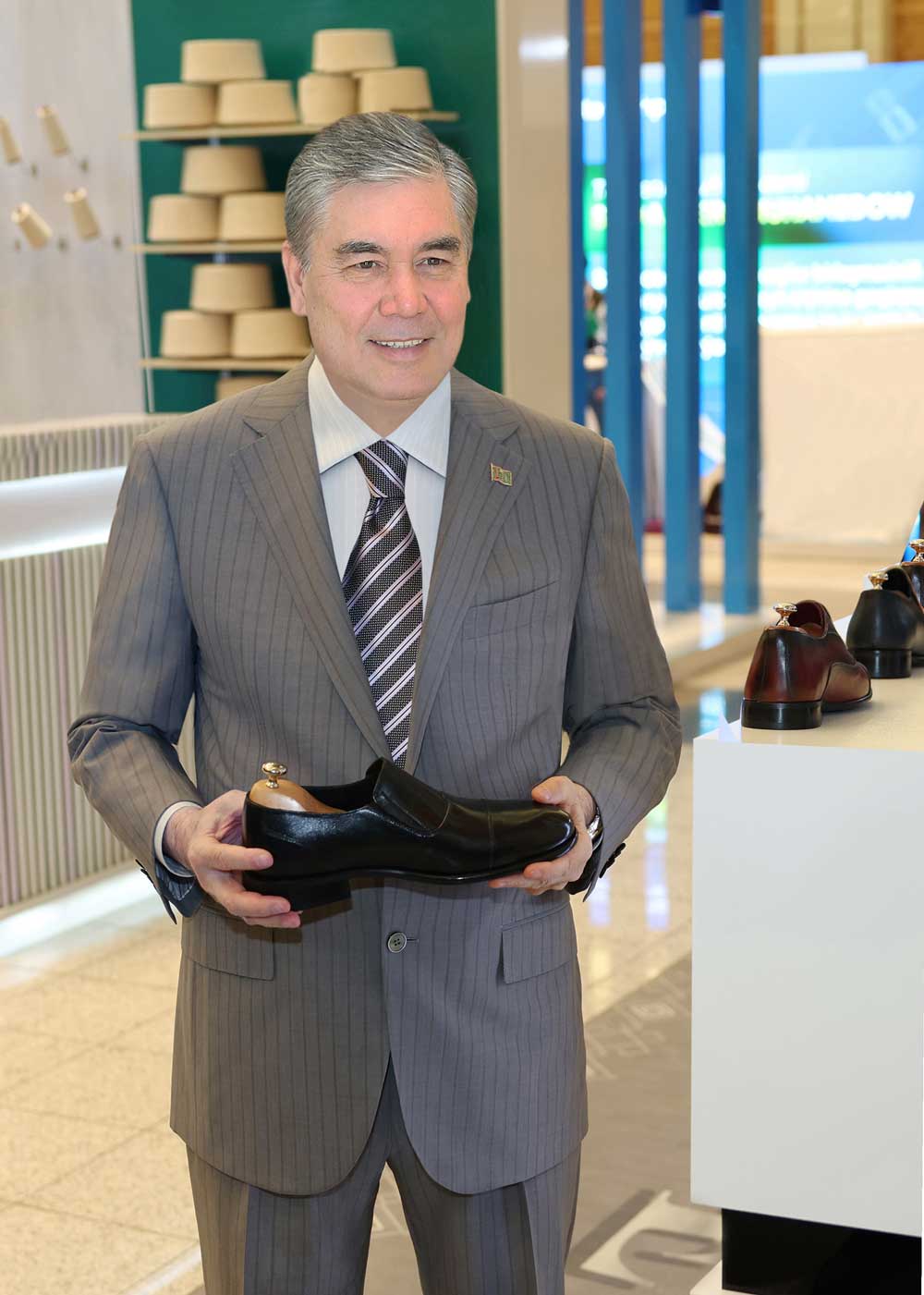 Milli Liderimiz söwda toplumynyň sergisine baryp gördi