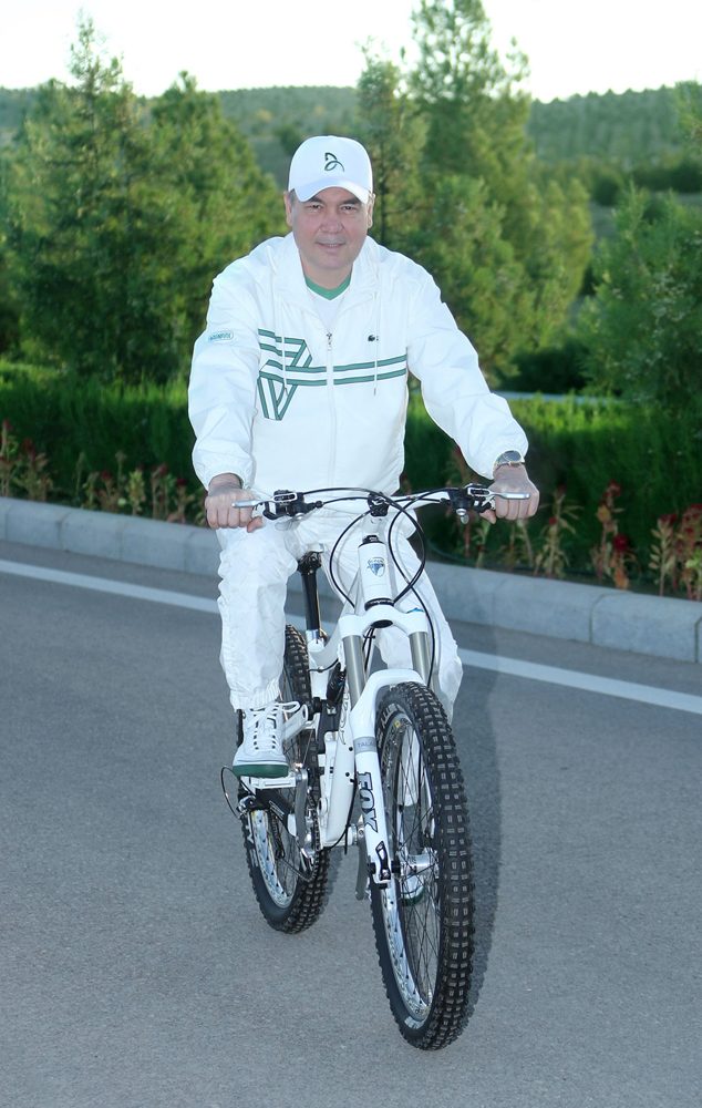 Milli Liderimiz welosipedli gezelenç etdi hem-de Türkmenistanyň Prezidentiniň Ahalteke atçylyk toplumyna bardy