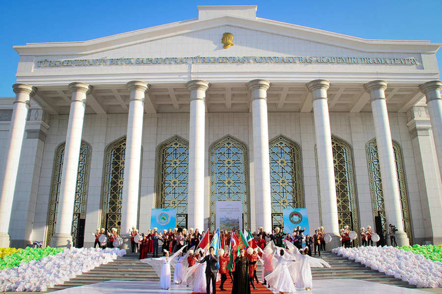 Teatr sungatynyň halkara festiwaly öz işine başlady