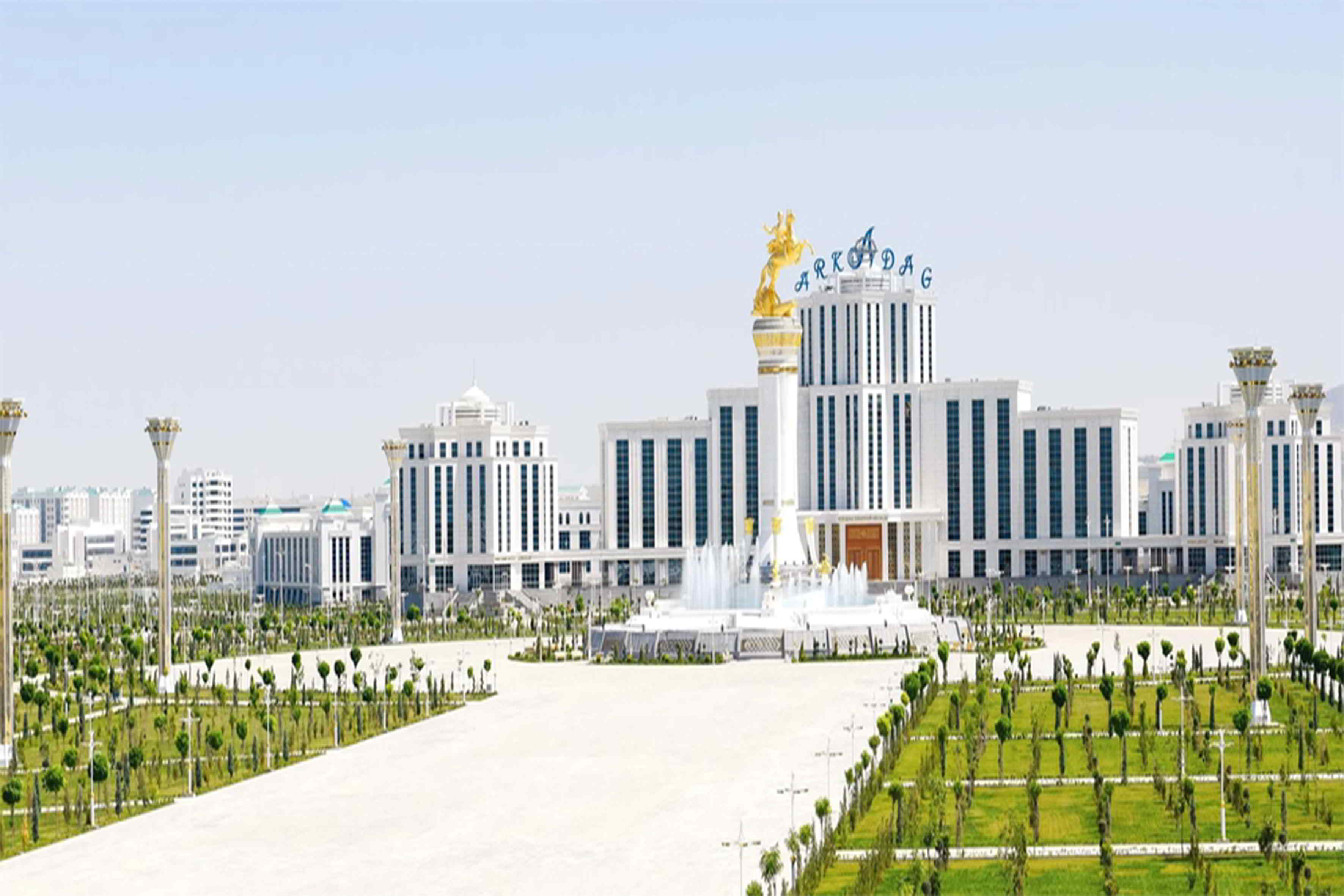 Türkmen halkynyň Milli Lideri dikuçarda Arkadag şäherindäki gurluşyklary synlady