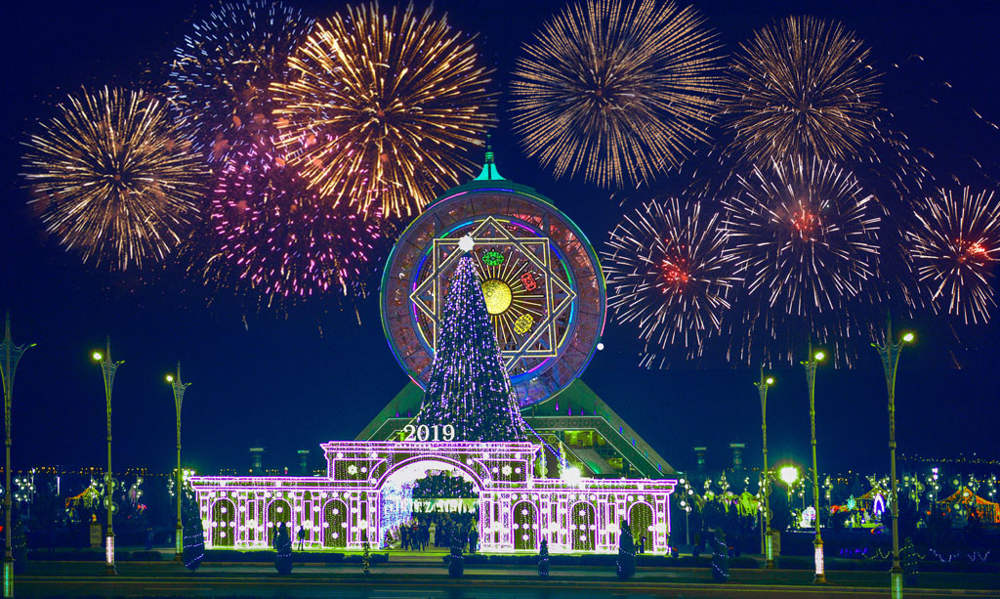 Türkmenistanlylar 2019-njy ýyly gülläp ösýän Watana buýsanç bilen garşyladylar