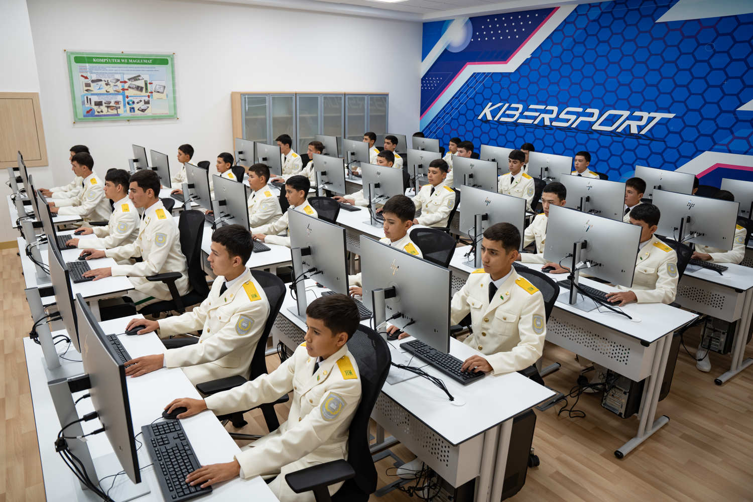 Türkmenistanyň Goranmak ministrliginiň  Ýöriteleşdirilen harby mekdeplerine okuwa çagyrýarys!