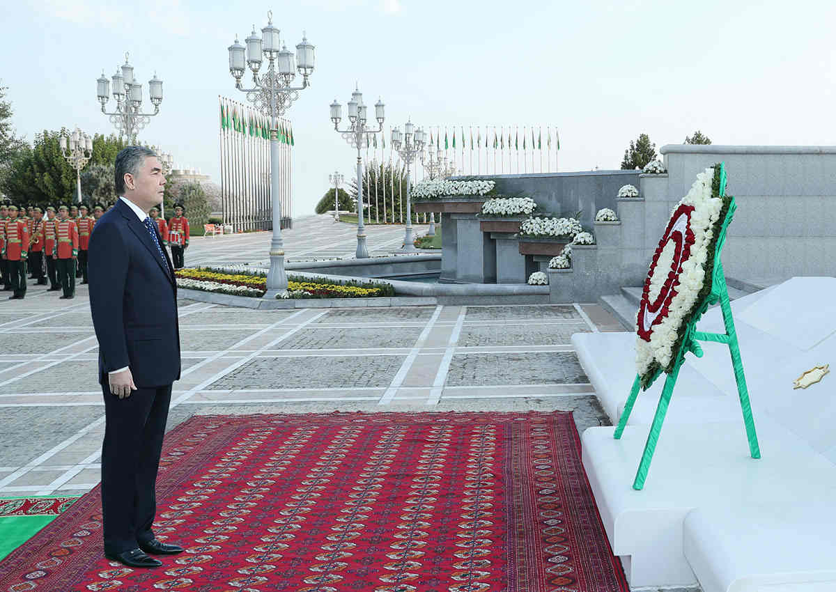 Türkmenistanyň Prezidenti Garaşsyzlyk binasyna gül goýmak çäresine gatnaşdy