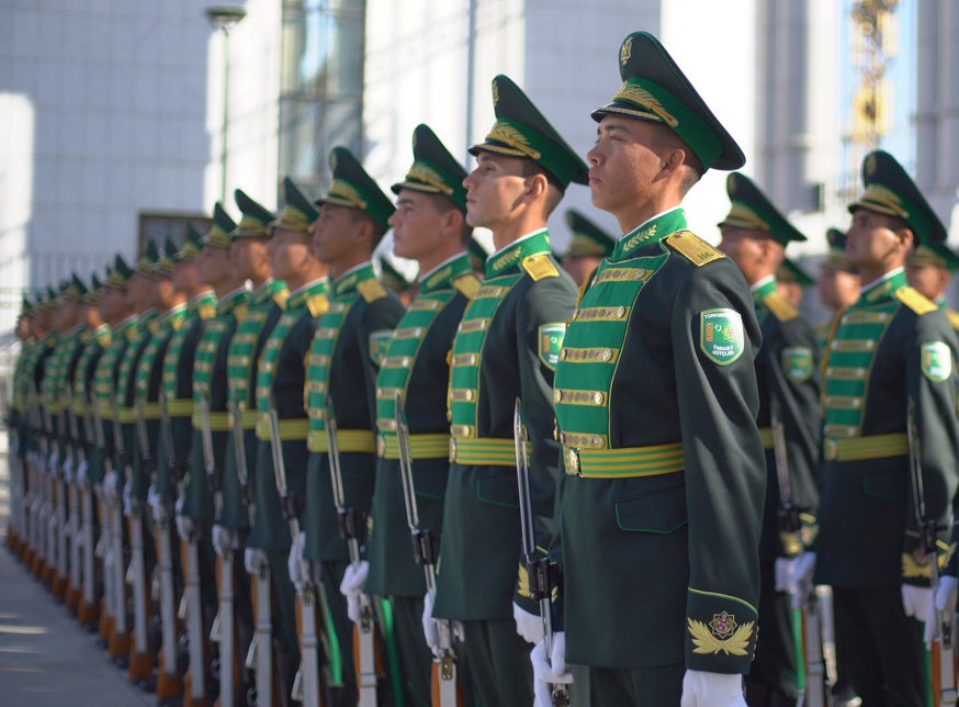 Türkmenistanyň Prezidenti harby gullukdan boşatmak we harby gulluga çagyrmak boýunça Permana gol çekdi