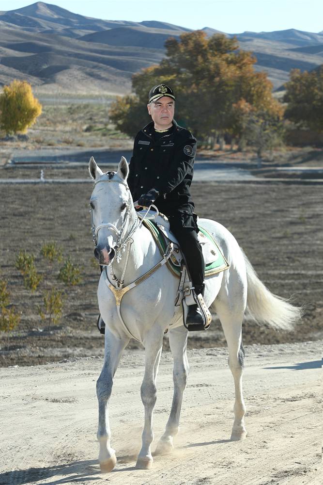 Türkmenistanyň Prezidenti harby we hukuk goraýjy edaralara degişli täze desgalaryň gurluşygynyň barşy hem-de taslamalary bilen tanyşdy