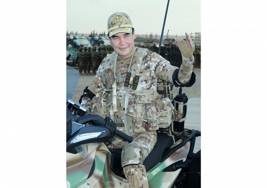 Türkmenistanyň Prezidenti serhet birikmesiniň täze binalar toplumynyň açylyş dabarasyna gatnaşdy hem-de harby tälim okuwlaryny synlady