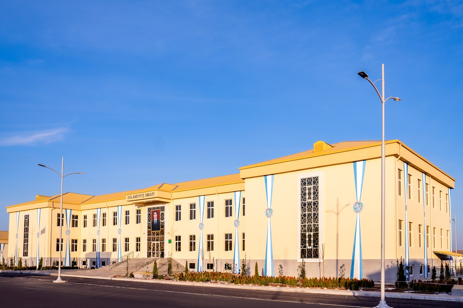 Türkmenistanyň Ýaragly Güýçleriniň harby bölümleriniň täze binalar we desgalar toplumy açylyp ulanmaga berildi