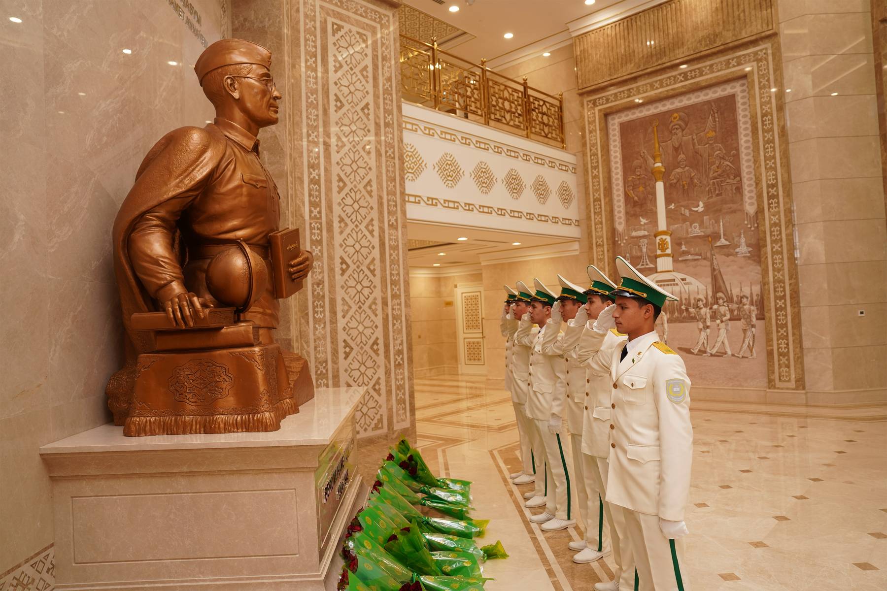 Watanyň wepaly ogly Berdimuhamet Annaýewiň heýkeline gül goýmak çäresi geçirildi