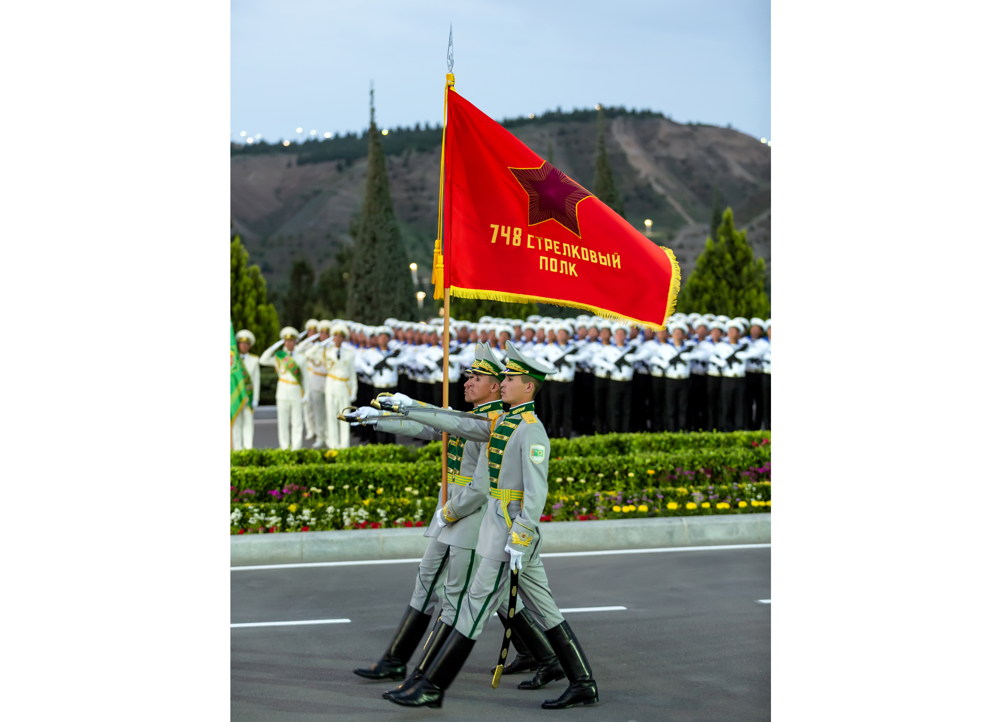 Ýeňiş ýörişinde uruş döwrüni hakydamyzda janlandyran keşpler