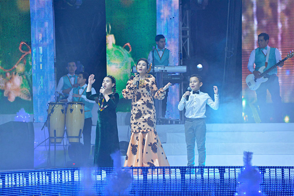 Ýetip gelýän Täze ýyl mynasybetli aýdym-saz sowgady