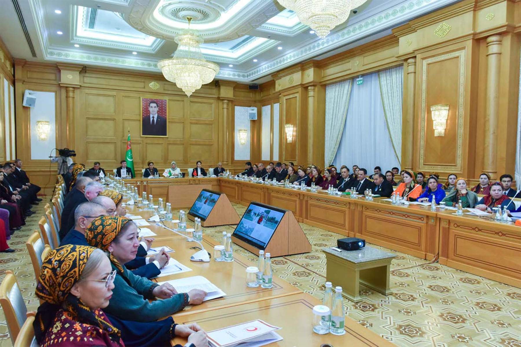 Ynsanperwer ýörelgeleri dabaralandyryp