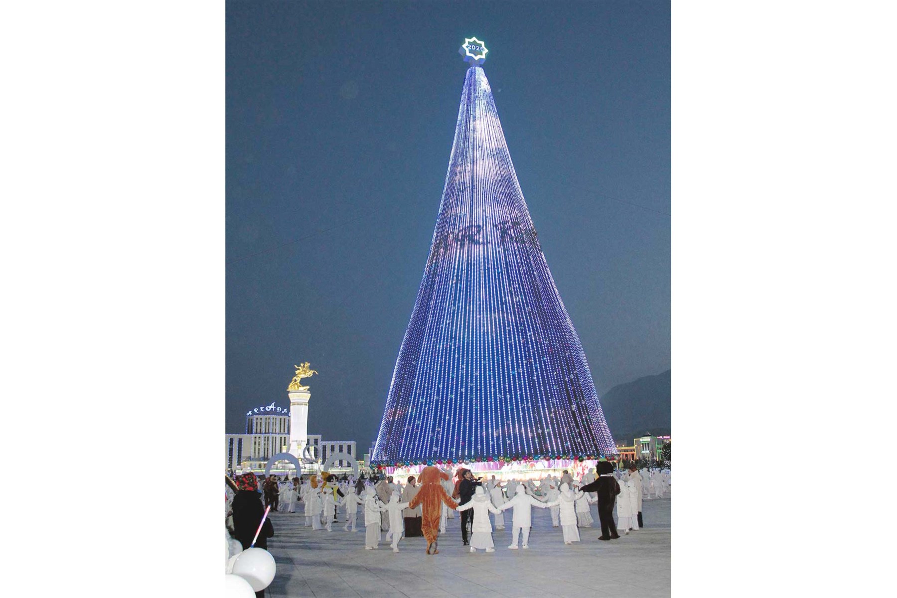 Ýurdumyzyň Täze ýyl Baş arçasynyň yşyklary ýakyldy